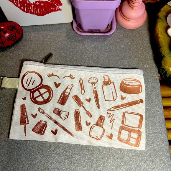 Small white canvas makeup bag with zipper and keychain ring. 💄 - Picture 2 of 3